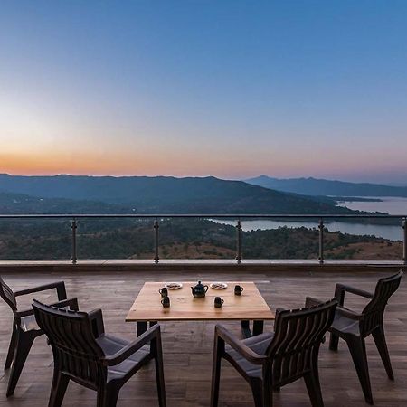 פונה Eyes On The Lake By Stayvista - A Hillside Villa With A Captivating View Of The River מראה חיצוני תמונה