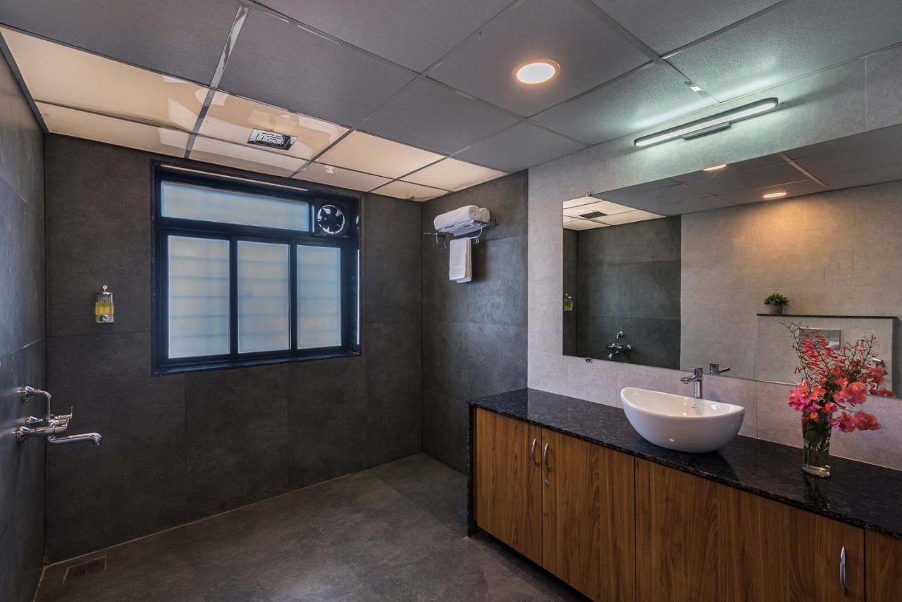 פונה Eyes On The Lake By Stayvista - A Hillside Villa With A Captivating View Of The River מראה חיצוני תמונה